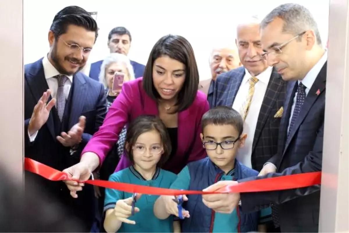 Eşine Doğum Günü Hediyesi İlkokula Kütüphane Yaptırdı