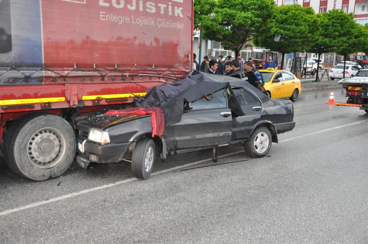 Otomobil Kırmızı Işıkta Bekleyen Tıra Çarptı: 2 Ölü, 2 Yaralı