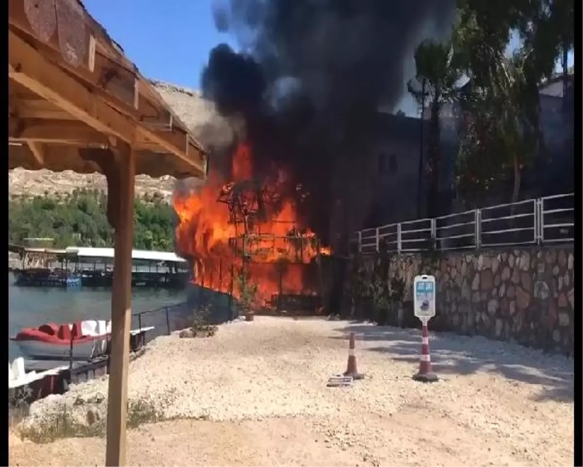 Halfeti\'de Duba Restoran Yandı