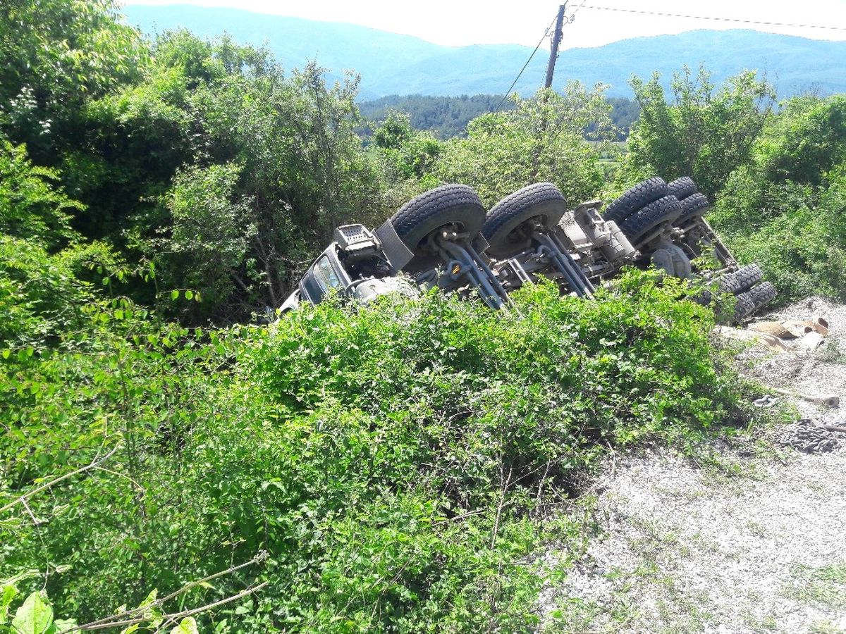 Hanönü\'nde Çakıl Yüklü Kamyon Devrildi