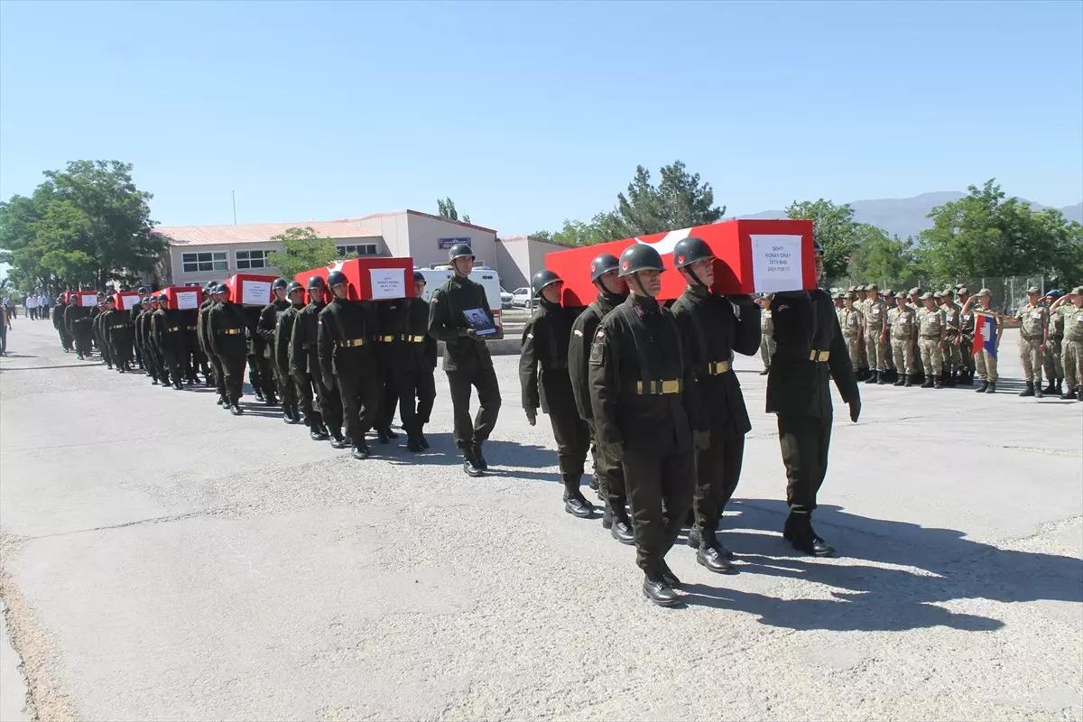 Helikopter Kazasında Şehit Olan 7 Asker İçin Şırnak\'ta En Acı Tören