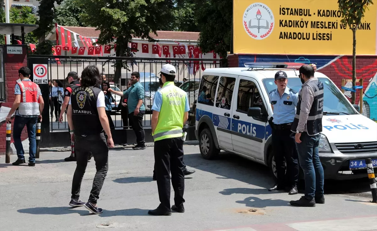 İstanbul\'da Okul Önlerinde Narkotik Denetimi