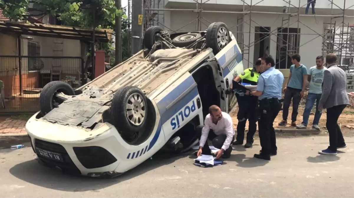 Kaza Yapan Polis Aracı Ters Döndü