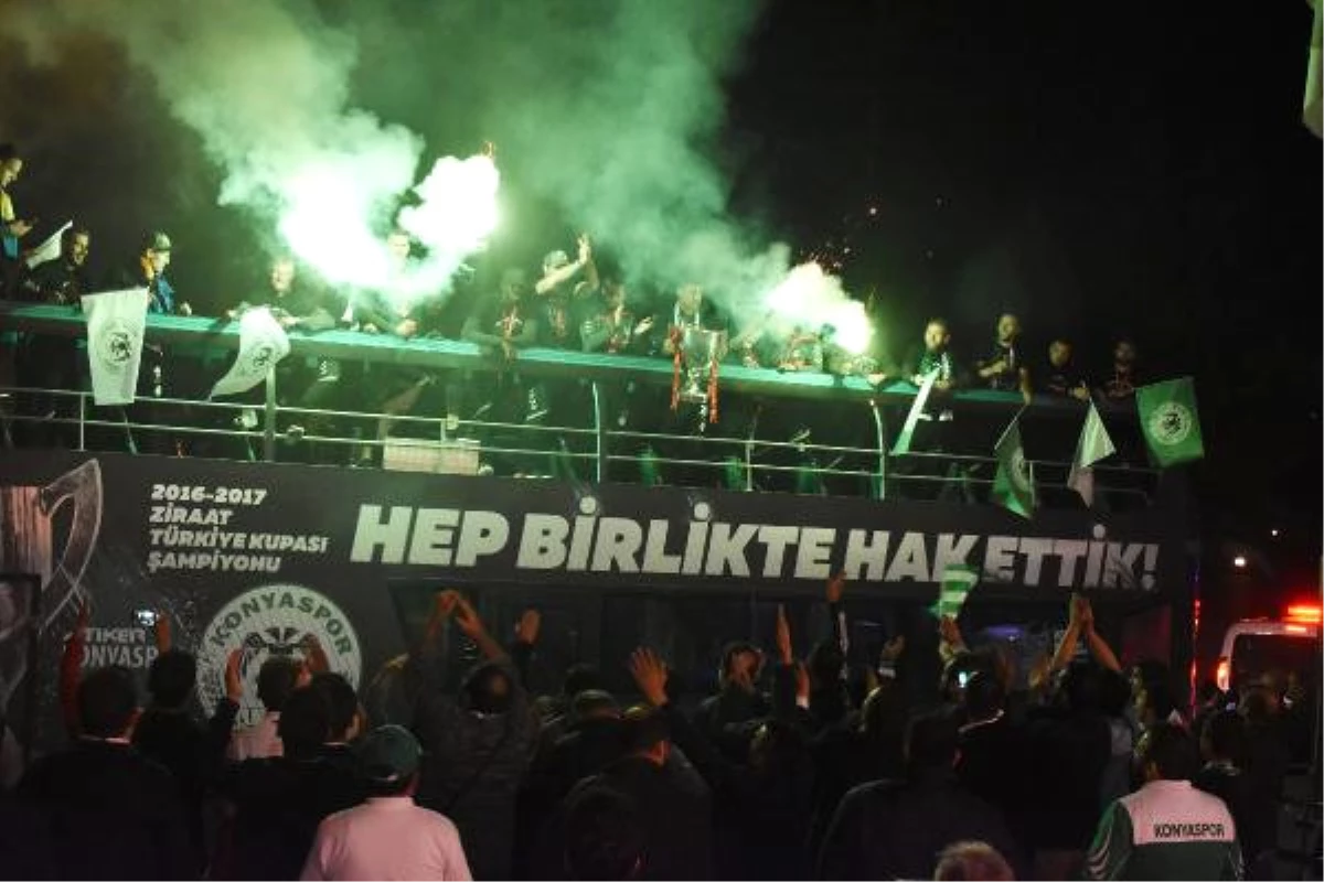 Tarihinde İlk Kez Kupa Kaldıran Konyaspor, Kupayla Şehir Turu Attı