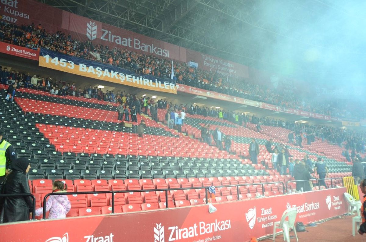 Medipol Başakşehir Taraftarı Birbirine Girdi