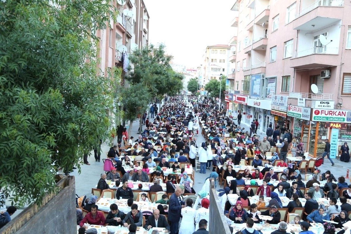 Niğde Belediyesi Mahalle İftarları Düzenliyor