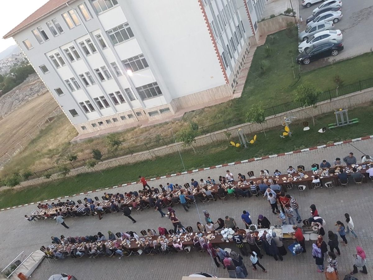 Öğrencilerle Okul Bahçesinde İftar Yemeği