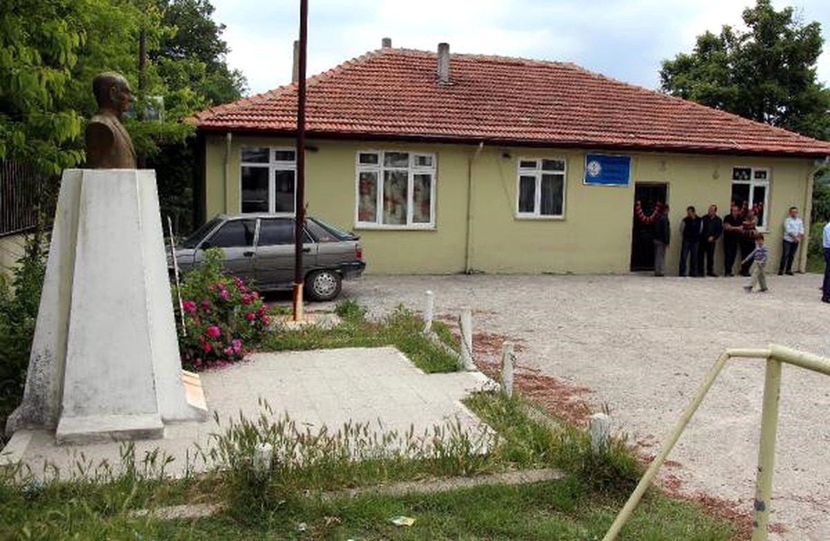 Okuldaki Atatürk Büstünün Bakımsızlığına Tepki