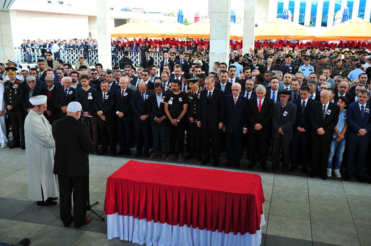 Şehit Tümgeneral Aydın, Gözyaşlarıyla Son Yolculuğuna Uğurlandı (3)