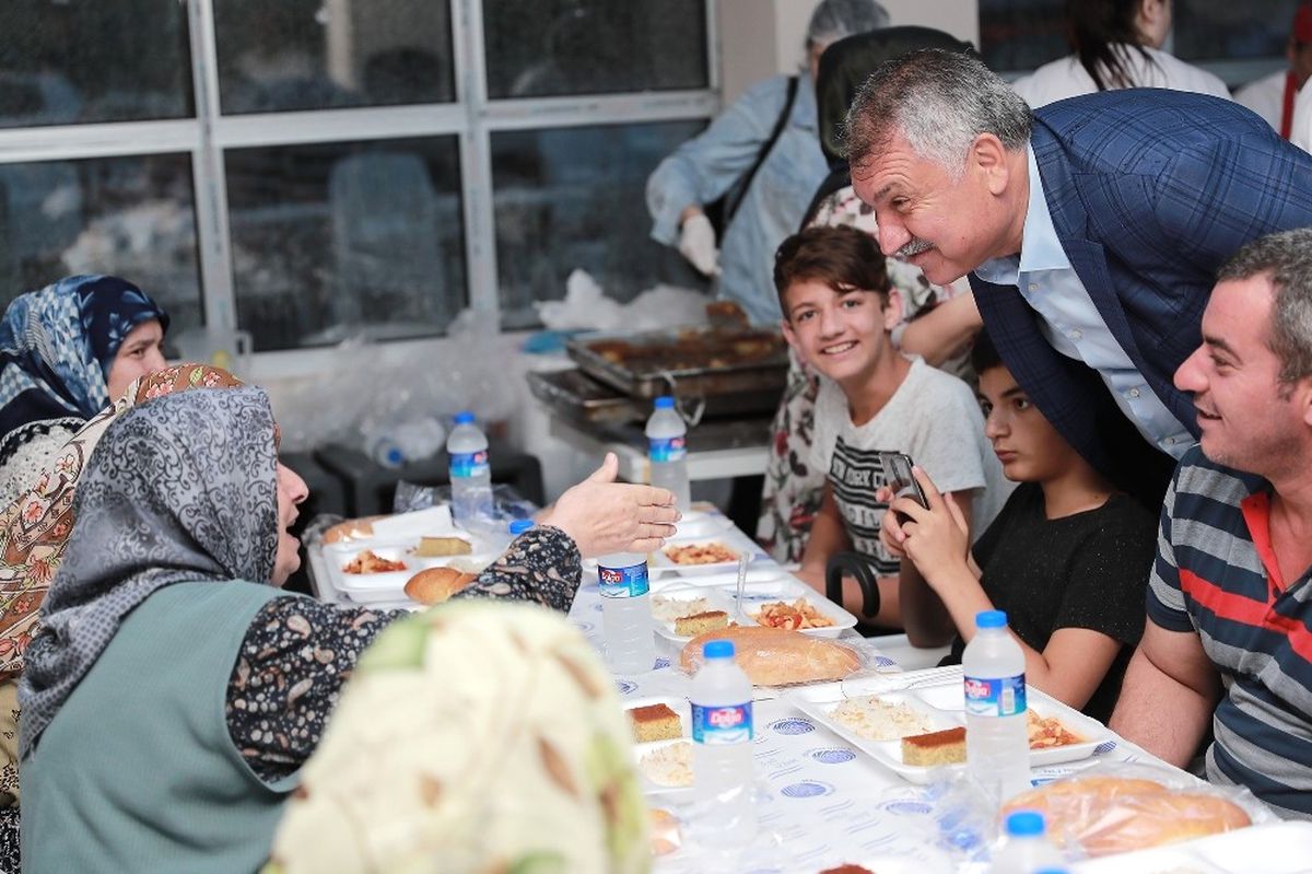 Seyhan\'da Her Gün Bir Mahallede İftar Sofrası Kuruluyor