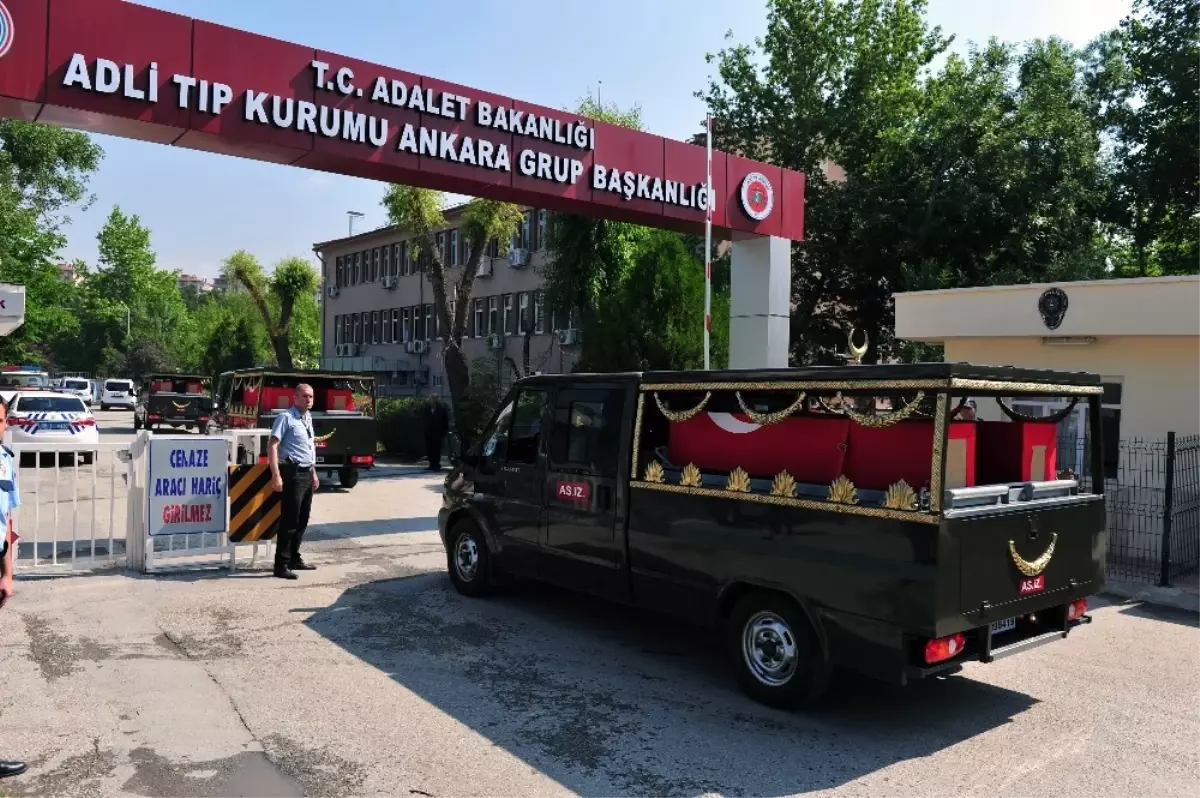 Şırnak\'ta Şehit Olan 6 Asker Kimlik Tespiti İçin Ankara Adli Tıp Kurumuna Getirildi