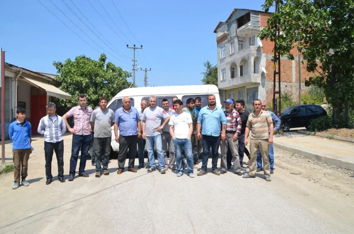 Tozdan Bunalan Esnaf Yol Kapattı