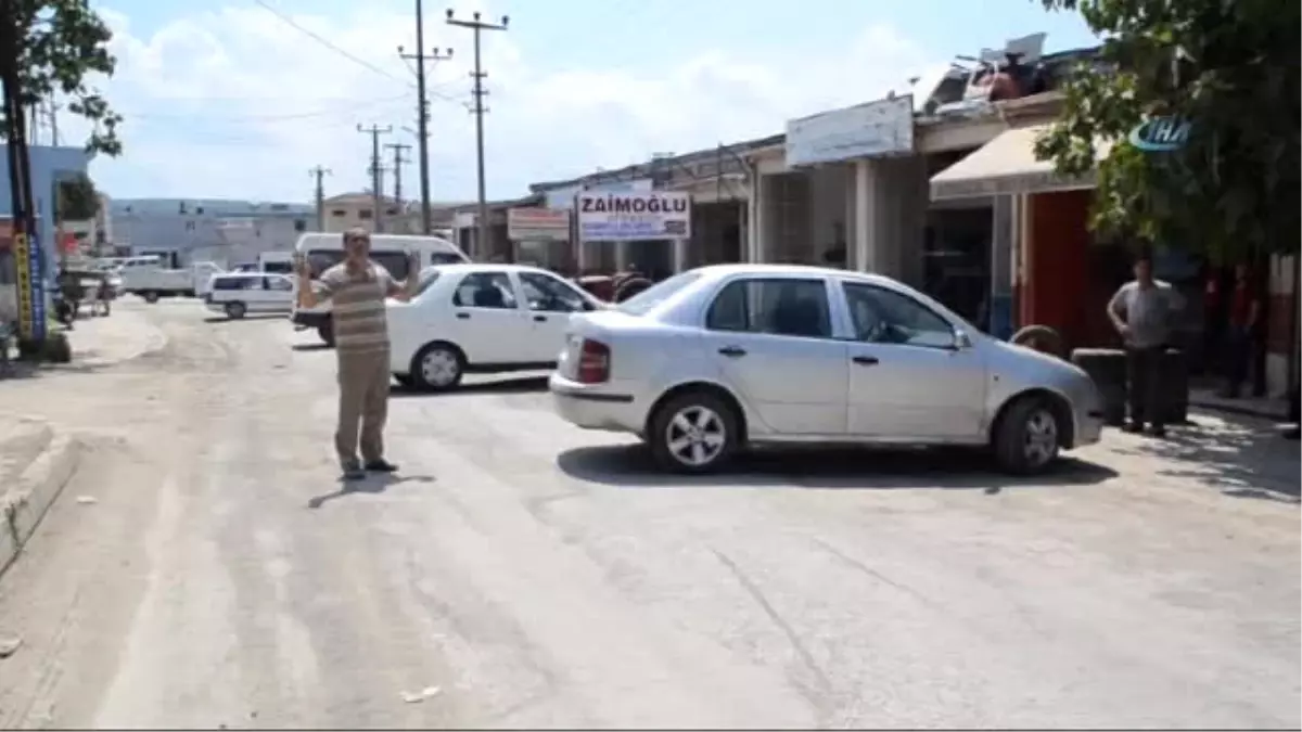 Tozdan Bunalan Esnaf Yol Kapattı