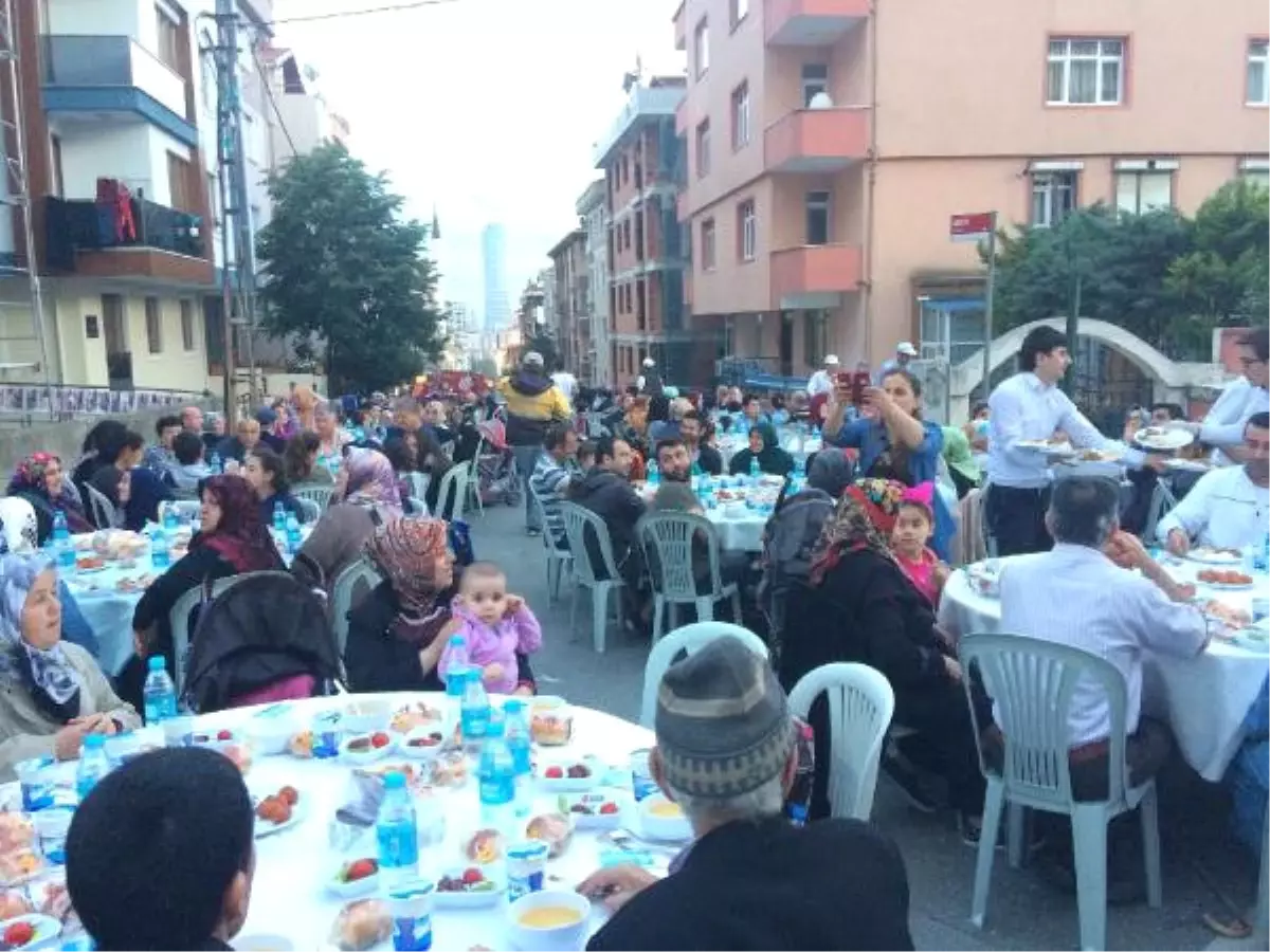 Ümraniye Belediyesi Binlerce İnsanı Aynı Sofrada Buluşturdu