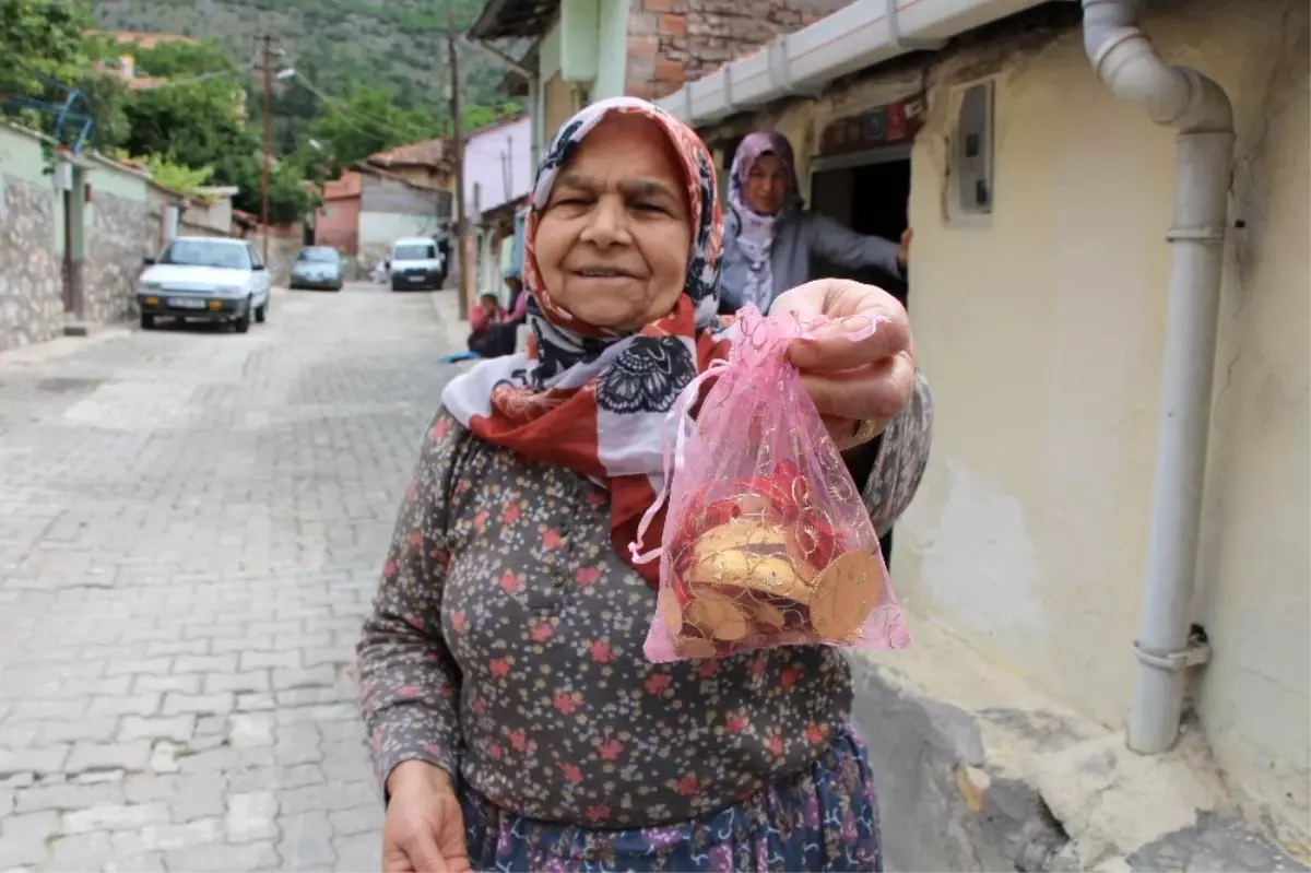 "Oğlun Gözaltına Alınacak" Deyip Şazimet Teyze\'nin Neyi Var Neyi Yok Aldılar