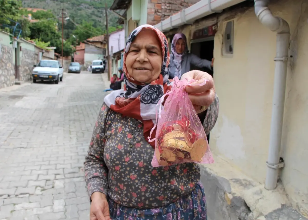 Yaşlı Kadını \'Oğlun Gözaltına Alınacak\' Diye Dolandırdılar