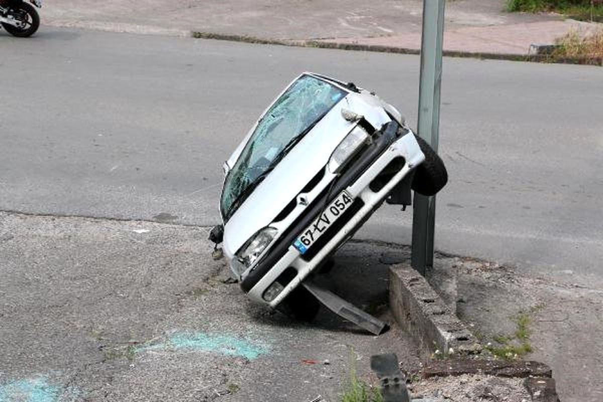 Zonguldak\'ta Otomobil Elektrik Direğine Çarptı