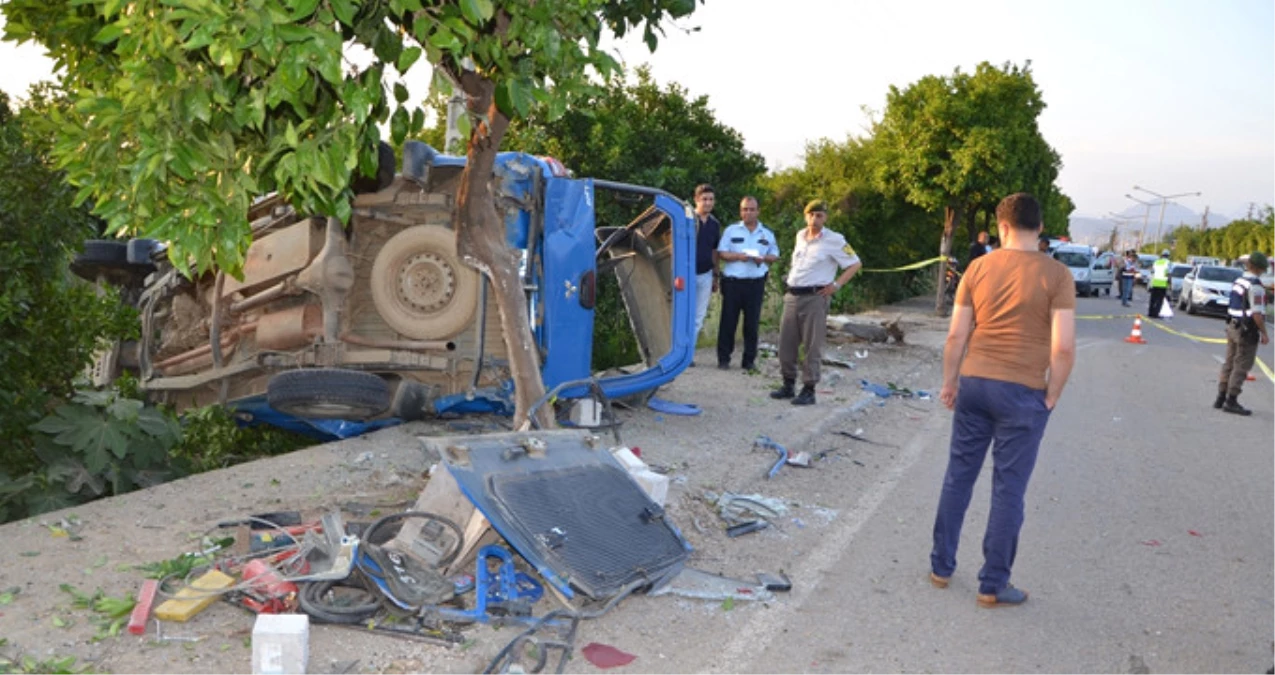 Adana\'da Jandarma Minibüsü Devrildi: 8 Asker Yaralı