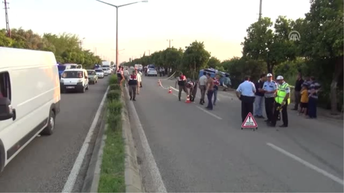Adana\'da Jandarma Minibüsü Devrildi: 8 Asker Yaralı