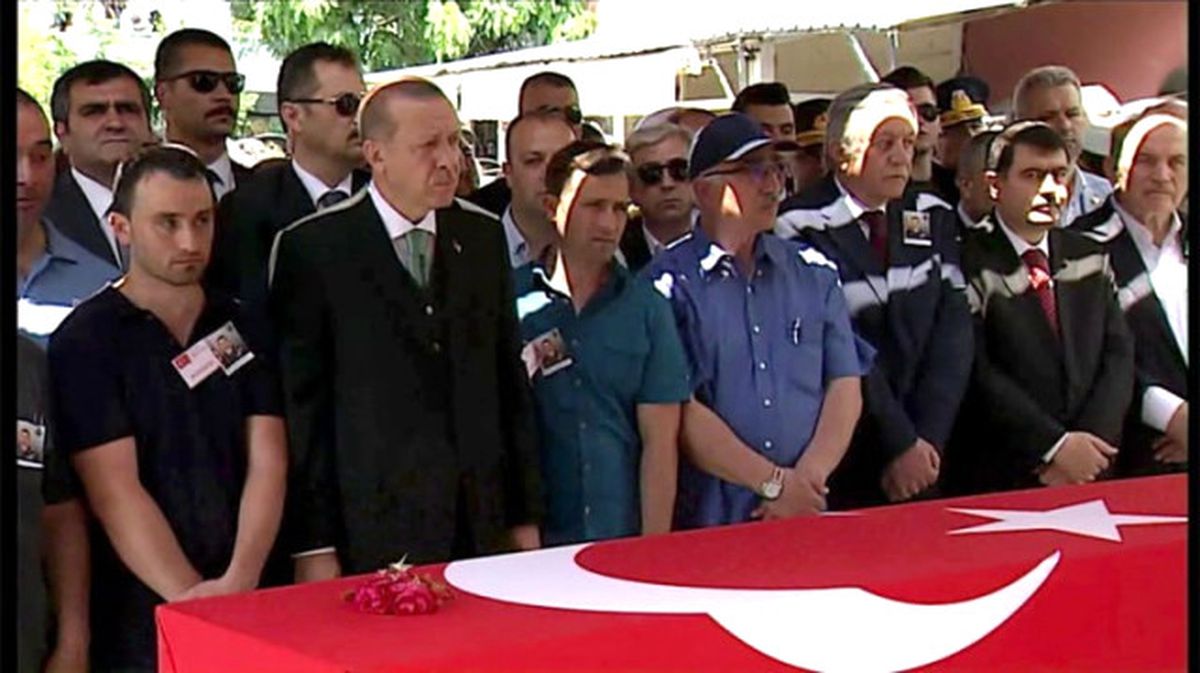 Aktüel Görüntü) Erdoğan Çatalca\'da Albay Peker\'in Cenazesine Katıldı (2)