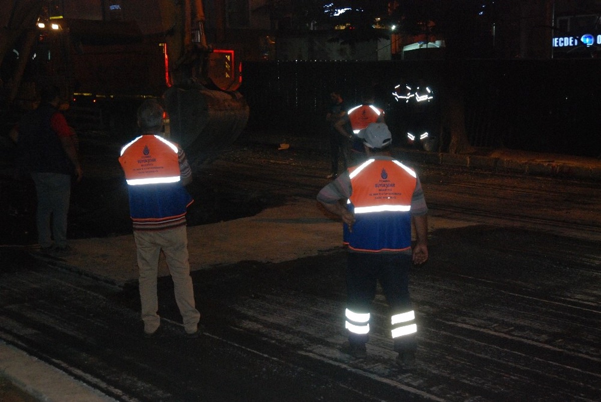Beşiktaş\'ta Çöken Yol 12 Saatlik Çalışmanın Ardından Trafiğe Açıldı