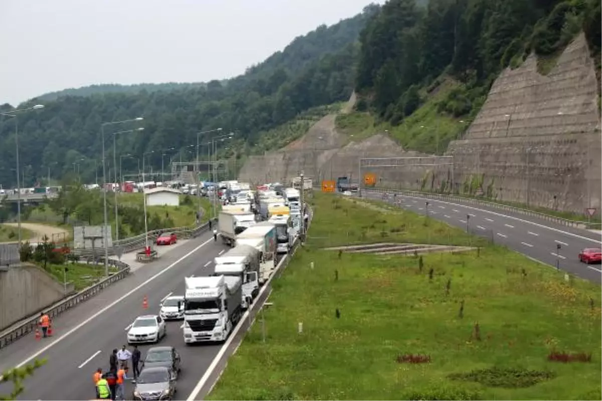 Bolu Dağı Tüneli\'nde Hasarlı Kaza Ulaşımı Aksattı