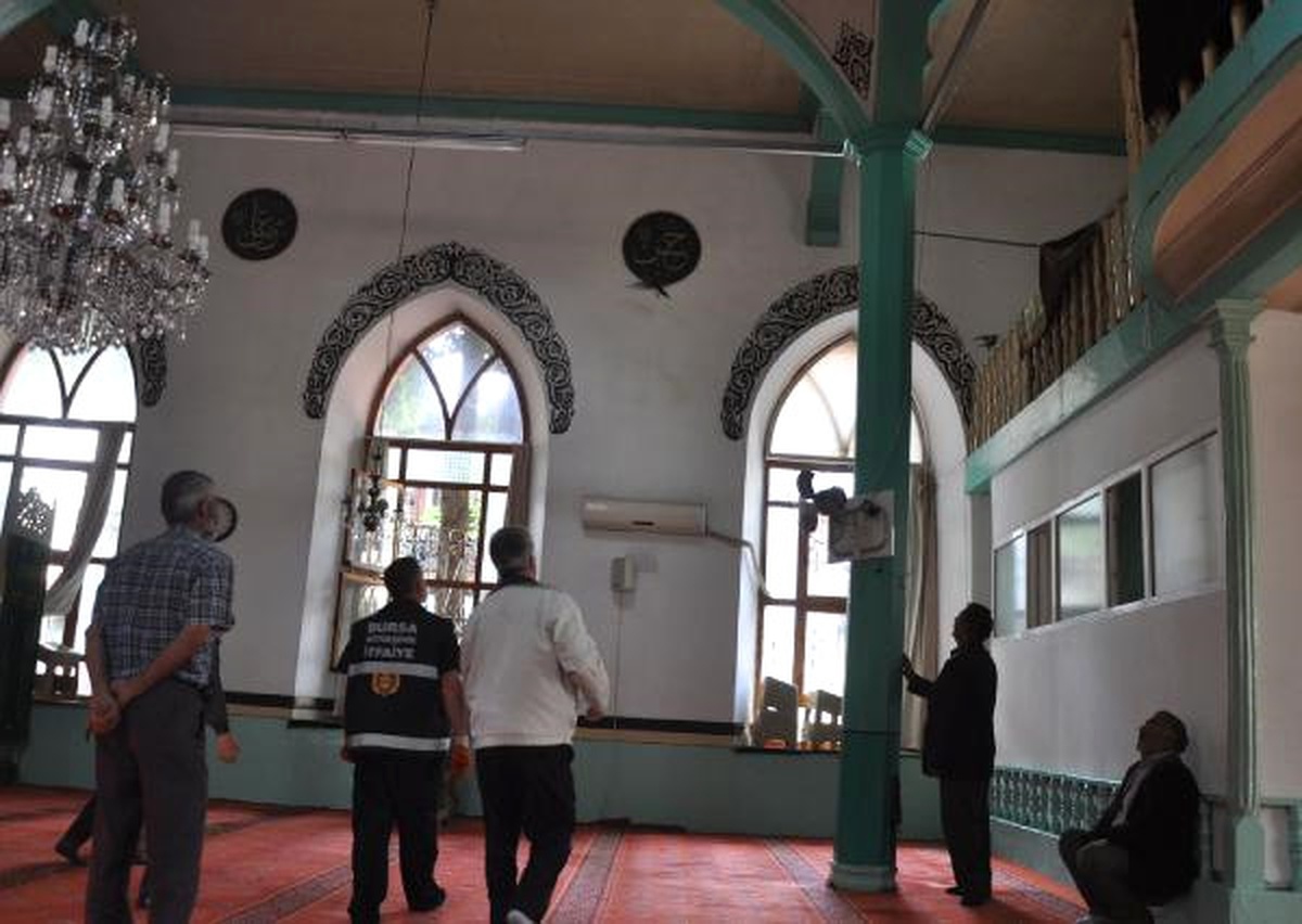 Camiye Giren Yavru Kargaları İtfaiye Çıkardı