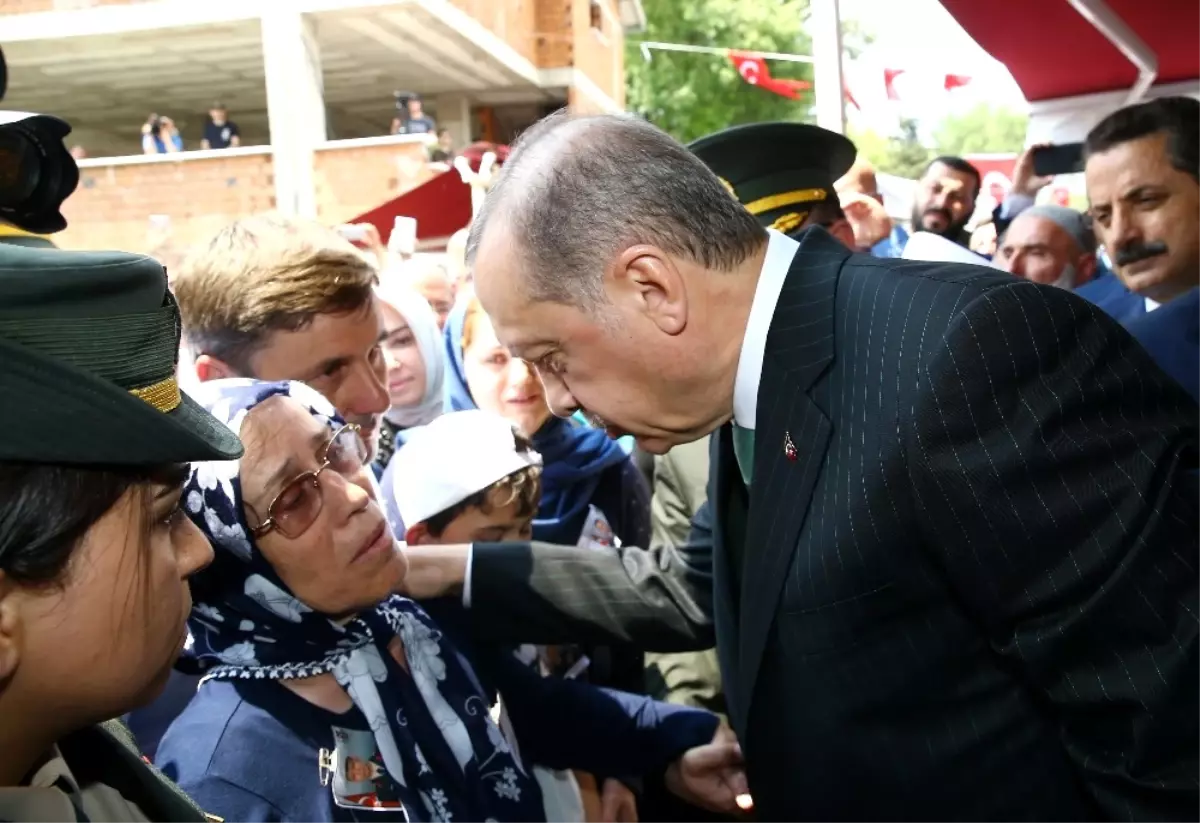 Cumhurbaşkanı Erdoğan Çatalca\'da Şehit Albay Peker\'in Cenazesine Katıldı (2)