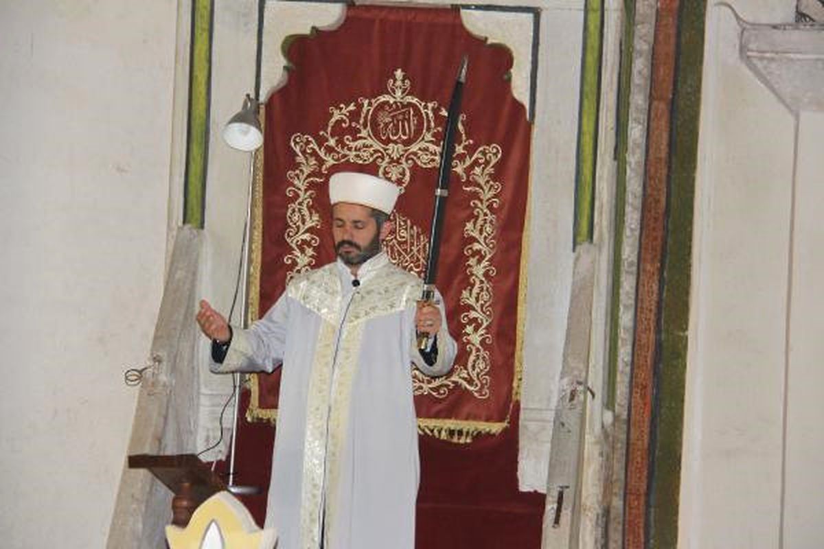 Eski Camii de 656 Yıllık Kılıçlı Hutbe Geleneği