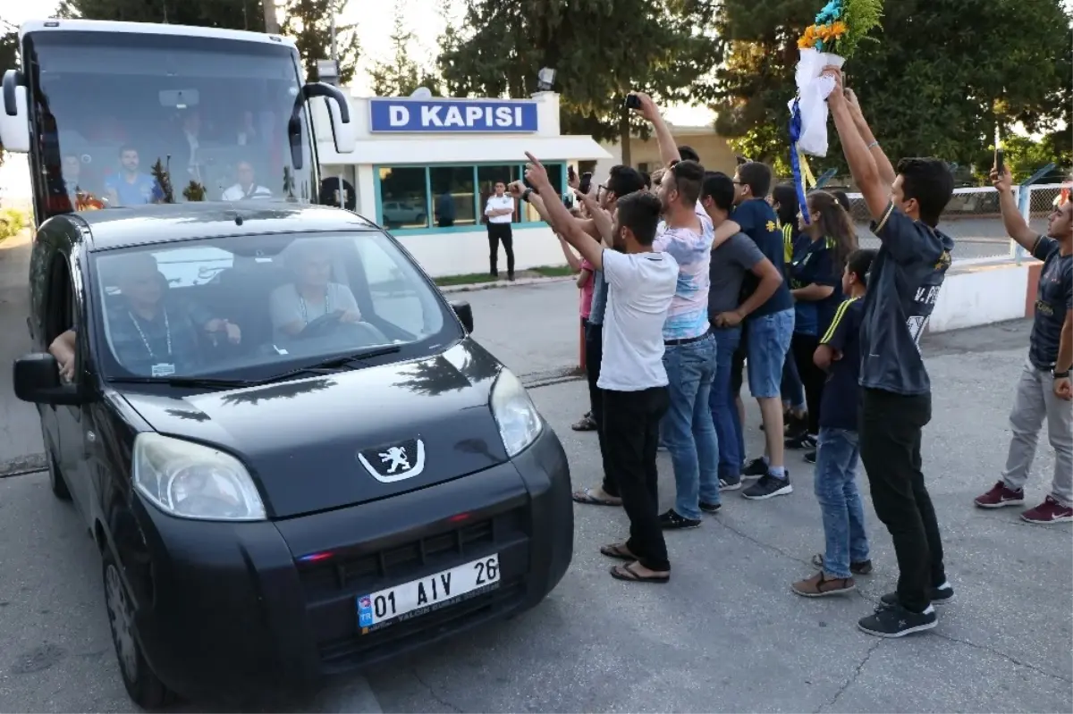 Fenerbahçe Kafilesini Adana\'da 25 Kişilik Grup Karşıladı