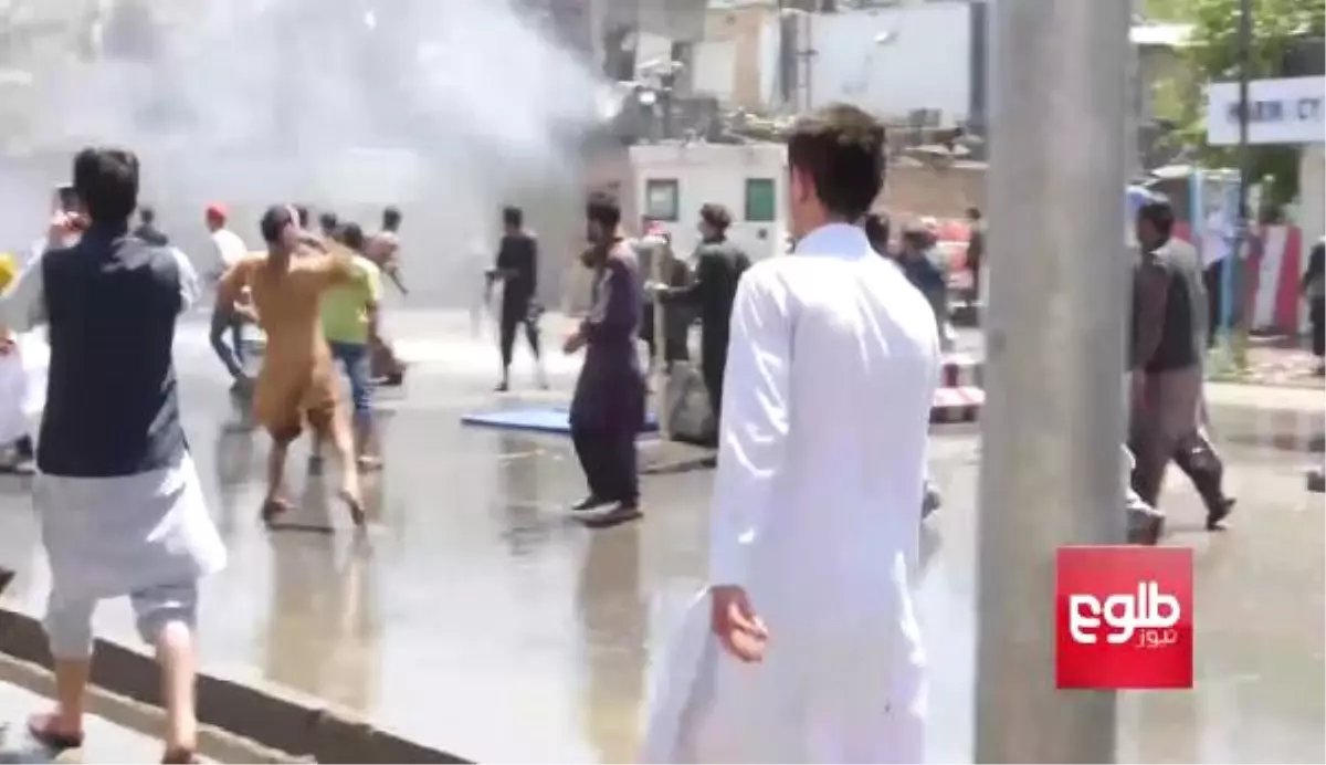 Görüntülerle) Kabil\'de Gerginlik: Bombalı Saldırıyı Protesto Edenlerle Polis Müdahalesi