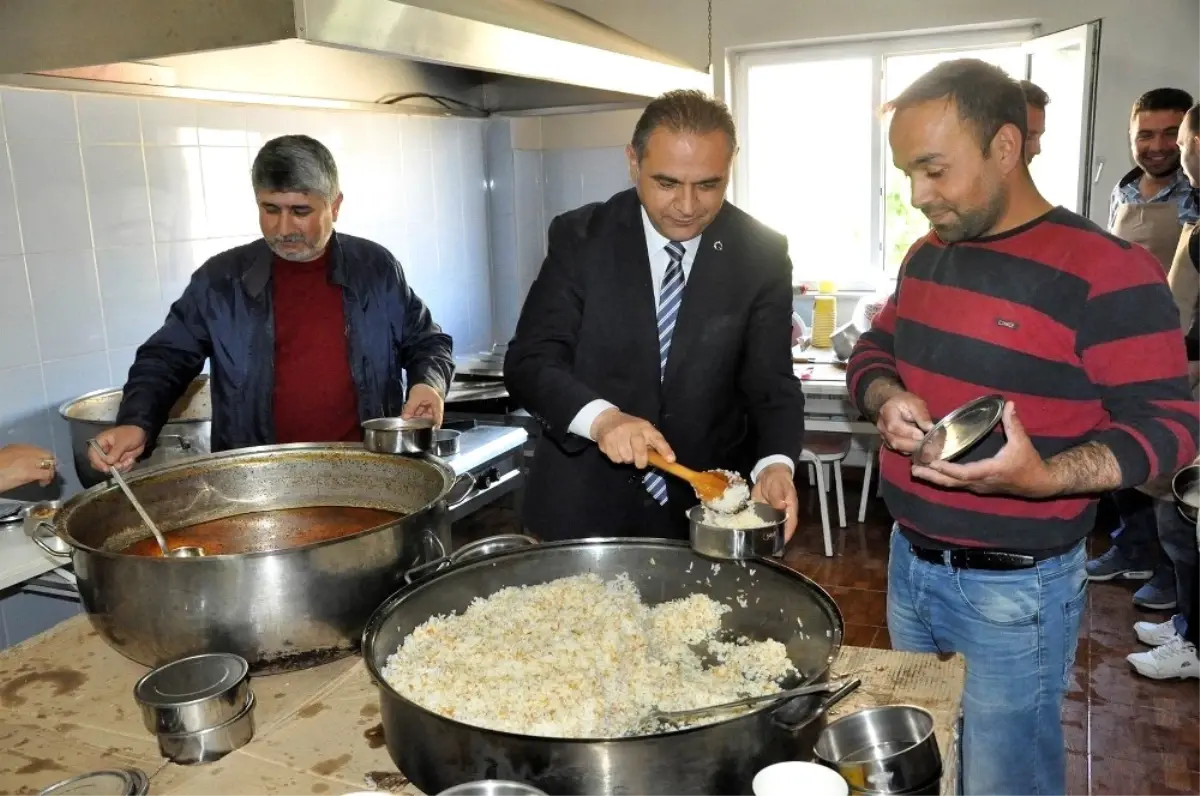 Gürün\'de Her Gün 550 Aileye İftar Yemeği Dağıtılıyor