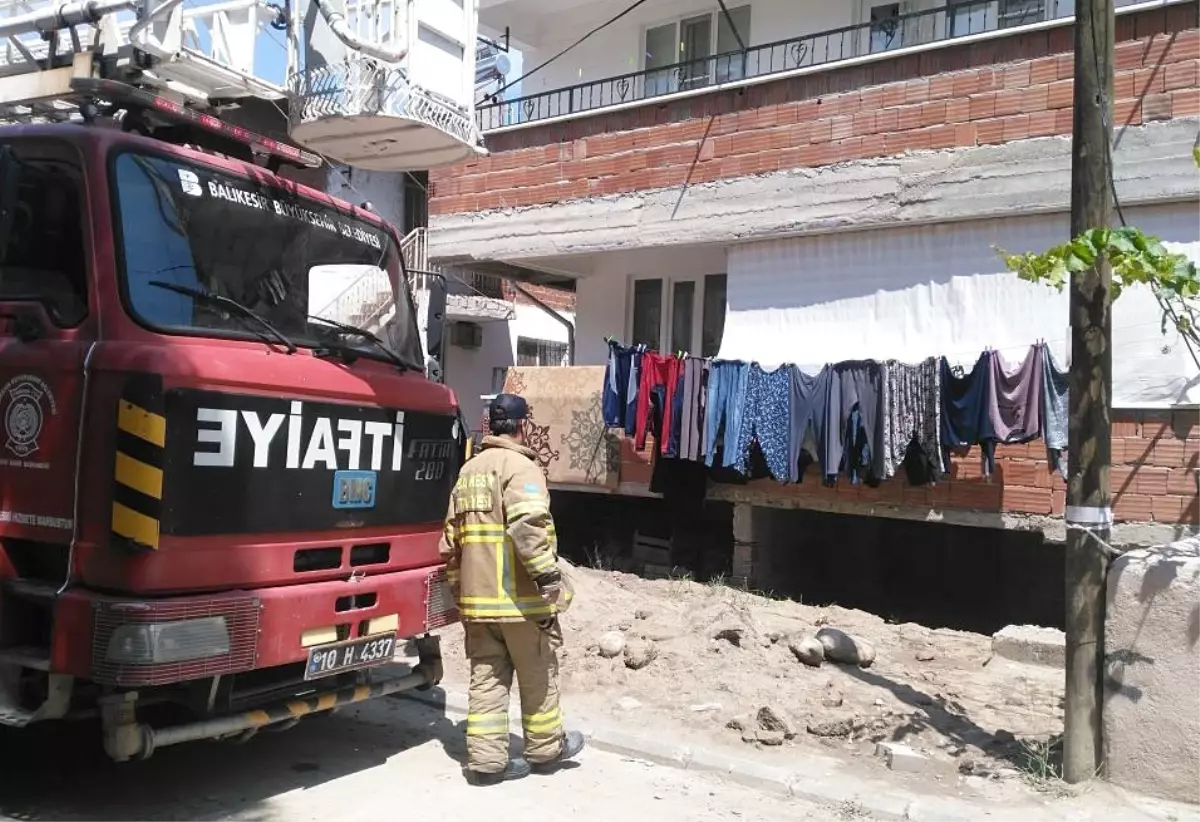 Havalandırma Boşluğuna Düşen Kargayı İtfaiye Ekipleri Kurtardı