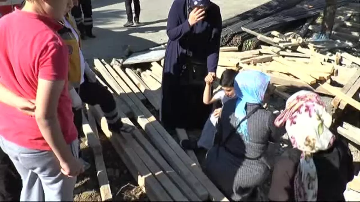 İnşaata Kaçan Topunu Almak İsteyen Çocuğu Ayağına Çivi Saplandı