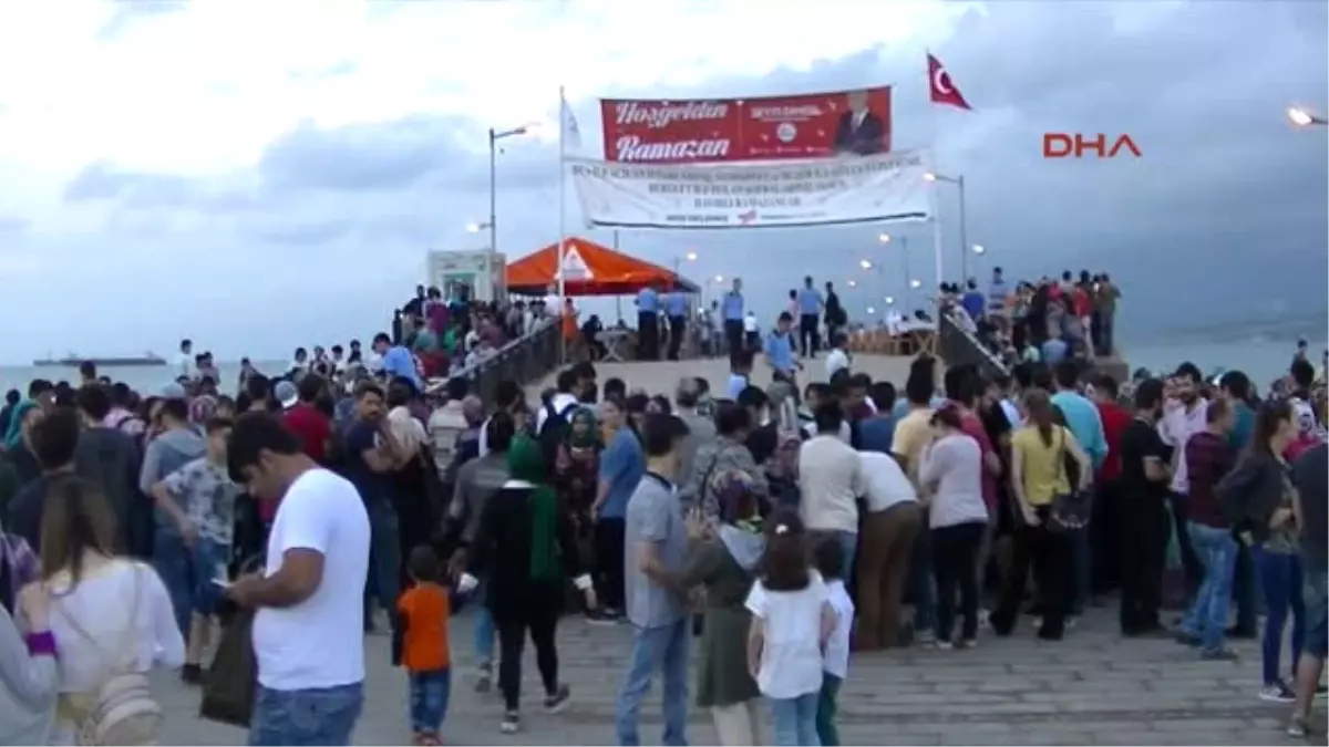 Iskenderun Sahilinde Iftar Sofrası