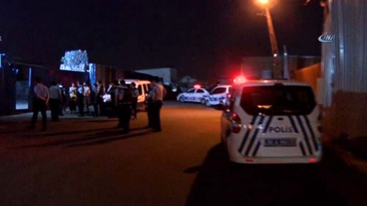Istanbul\'da \'Aracımın Aynasını Kırdın\' Kavgası: 3 Yaralı