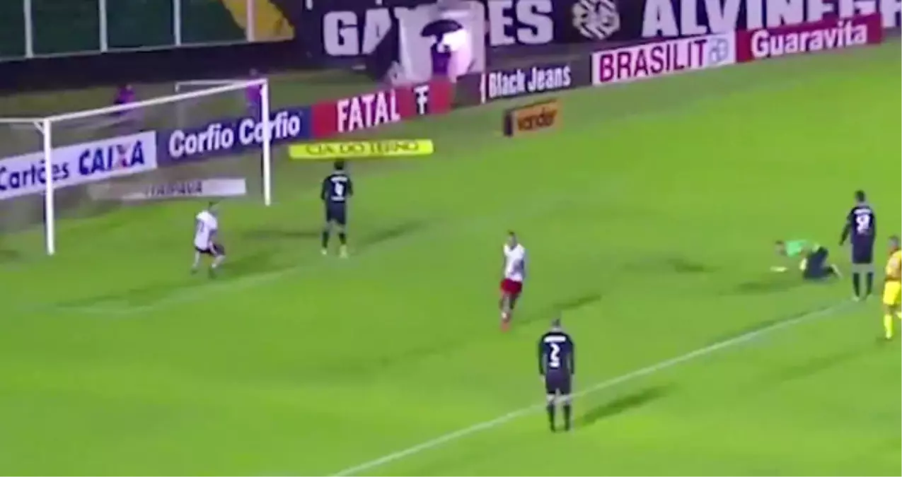 Kaleci, Yediği Golden Sonra Maçı Devre Arasında Taksiyle Terk Etti