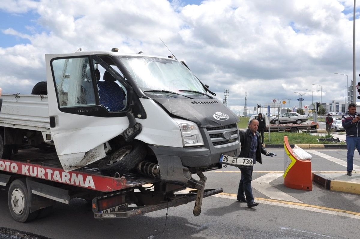Kars\'ta Trafik Kazası: 3 Yaralı