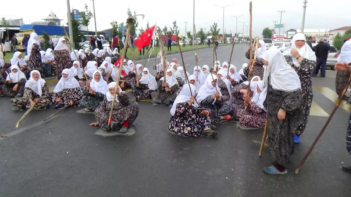 Köylü Kadınlar Karayolunu Trafiğe Kapattı