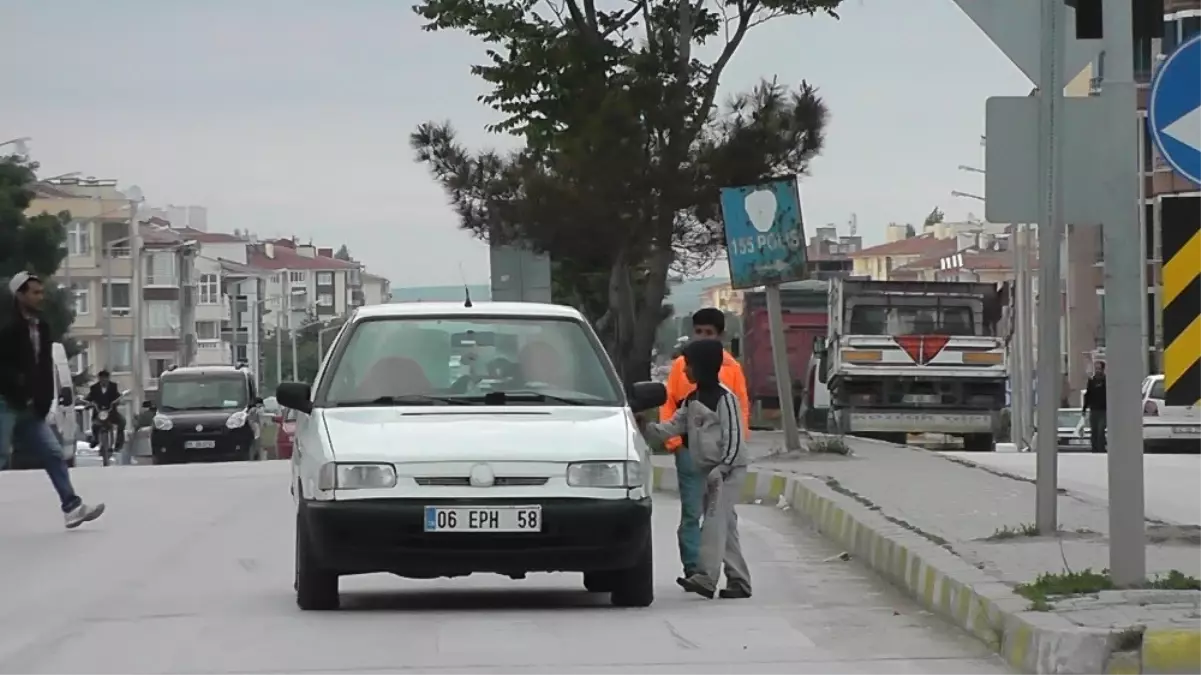 Kulu\'da Suriyeli Çocuklar Tehlikeli Şekilde Dileniyor