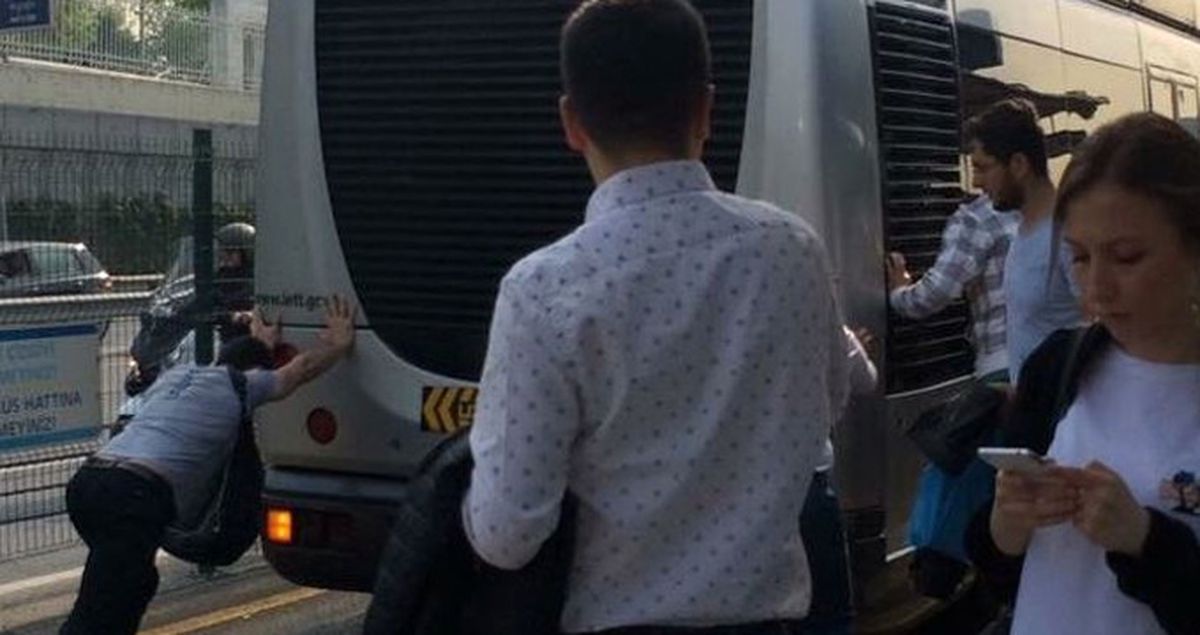 Arızalanan Metrobüsü Görevliler İttirmek İstedi Ama Olmadı