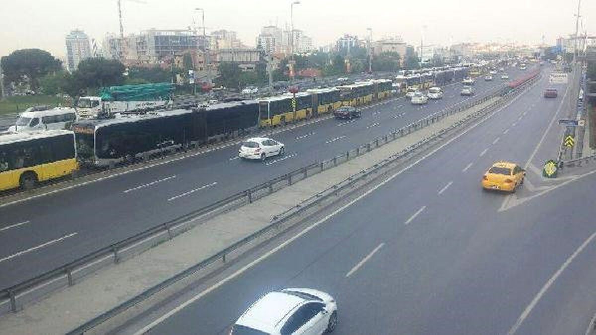 Metrobüs Arızalandı; Yolcular Metrobüs Yolunda Yürüdü (1)