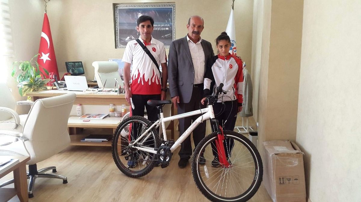 Milli Takıma Seçilen Atlete Bisiklet Hediye Edildi