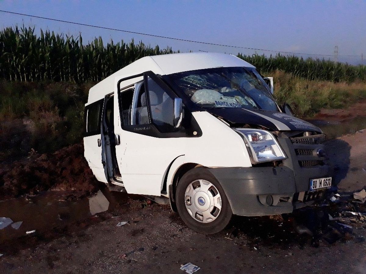 Otomobil ile Minibüs Çarpıştı: 1 Ölü, 8 Yaralı