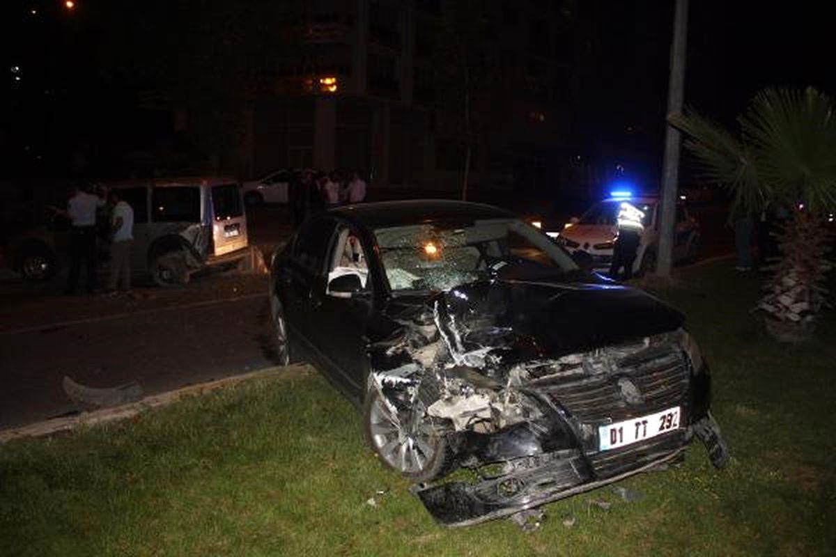 Otomobil, Park Halindeki Araca Çarptı: 1 Ölü, 3 Yaralı