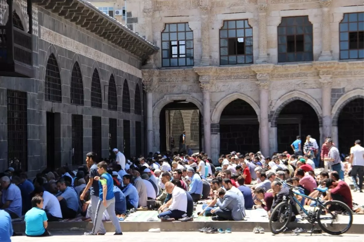 Ramazan Ayının İlk Cumasında Camiler Doldu Taştı