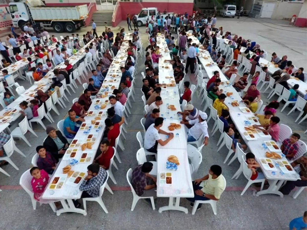 Sınırın Sıfır Noktasındaki İftar Sofrası Havadan Görüntülendi