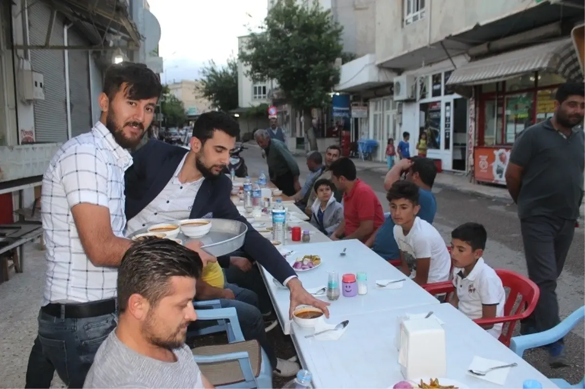 Sokak Ortasında İftar Keyfi