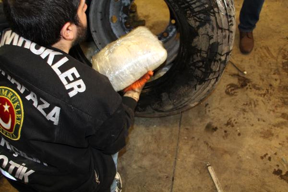 Tırın Lastiklerinden Esrar Çıktı