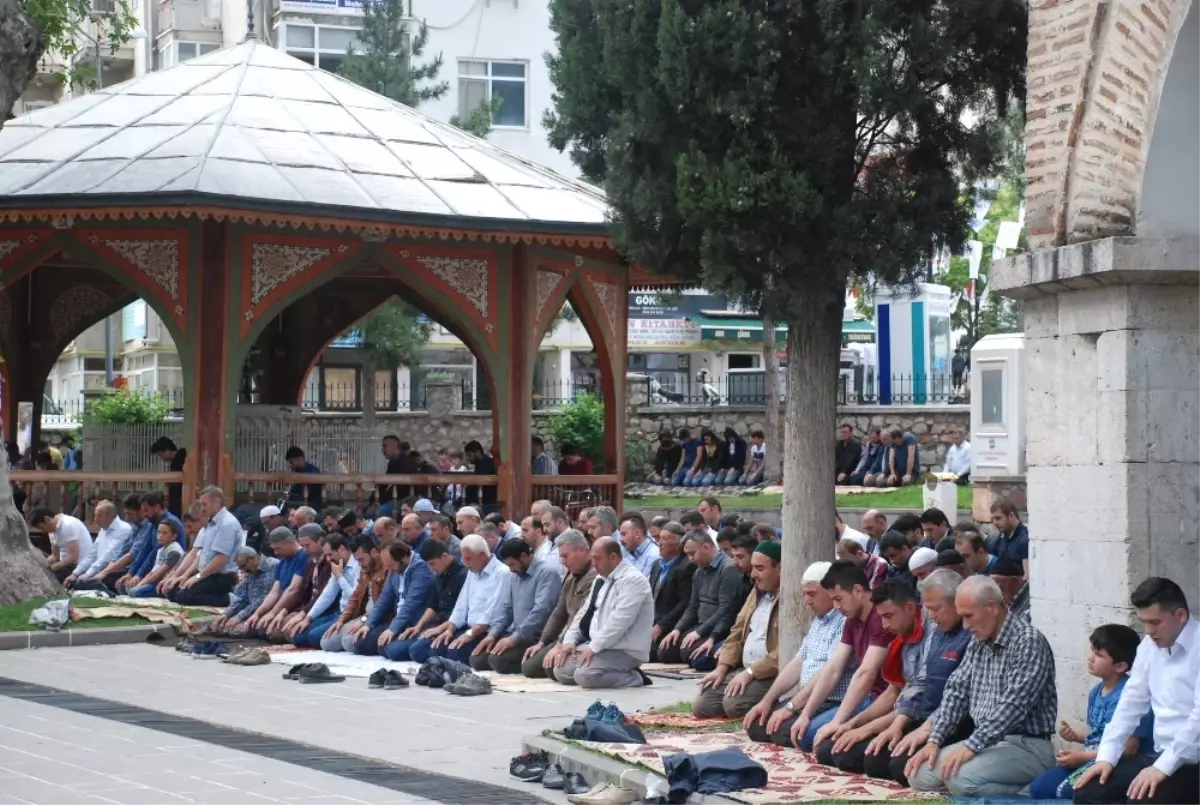 Tokat\'ta Cuma Namazında Şehitler İçin Dua Edildi